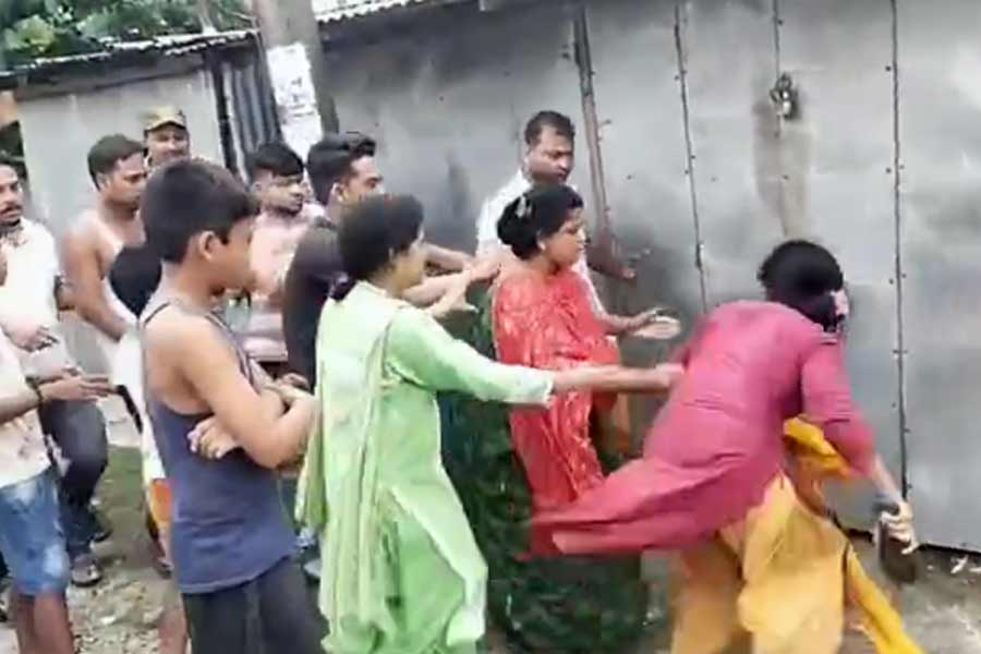 রাস্তায় ফেলে ২ সন্তানের মাকে ‘মার’! কোচবিহারের ঘটনায় কাঠগড়ায় উপপ্রধান