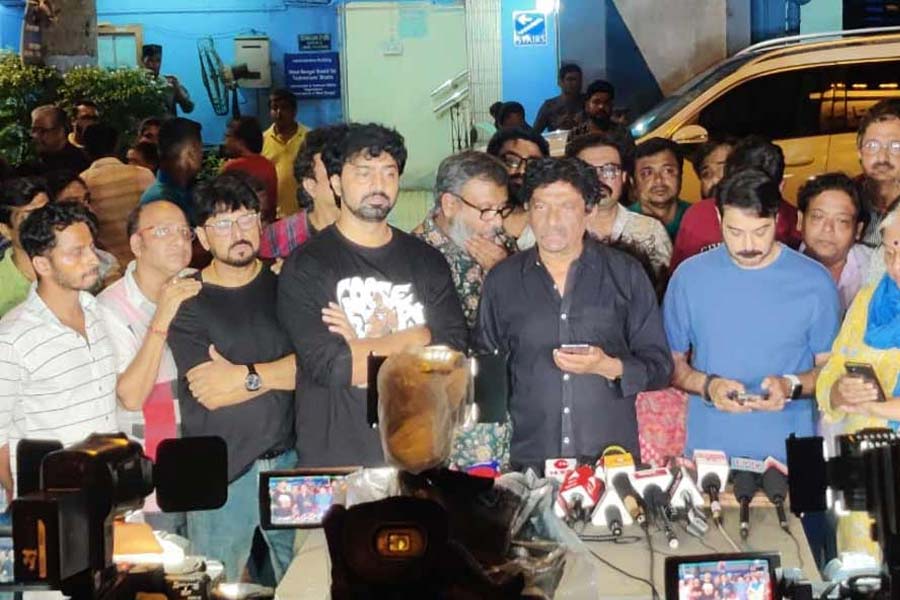 স্টুডিওপাড়ায় মিষ্টি বিতরণ, ‘কাউকে ব্যান করা যাবে না’, নির্দেশ মমতার