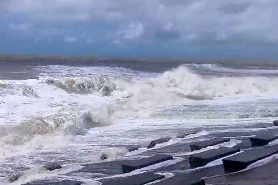 ভারী বৃষ্টি, উত্তাল সমুদ্র, দক্ষিণবঙ্গে প্রবল দুর্যোগের আশঙ্কা