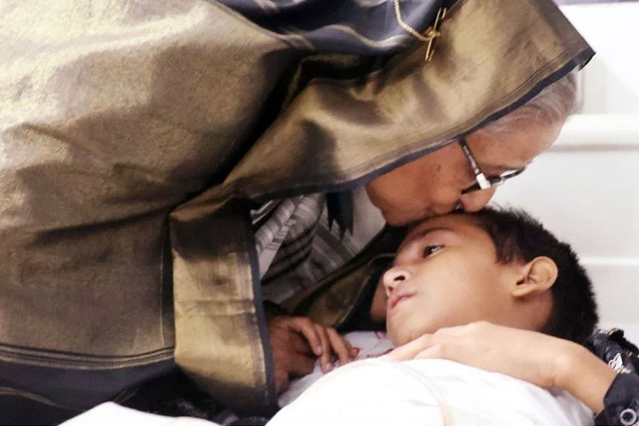 আবেগপ্রবণ হাসিনা! হাসপাতালে জখম শিশুকে দেখে কেঁদে ফেললেন, কপালে দিলেন চুম্বন