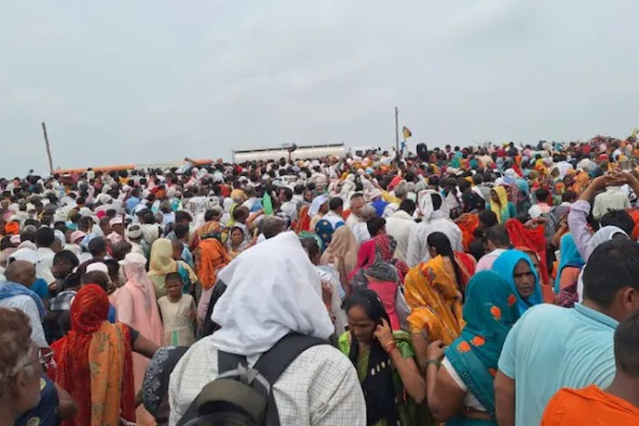 গুরুর পায়ের ধুলো নেওয়ার তাড়াতেই দুর্ঘটনা হাথরাসে! মৃতের সংখ্যা বেড়ে ১২১