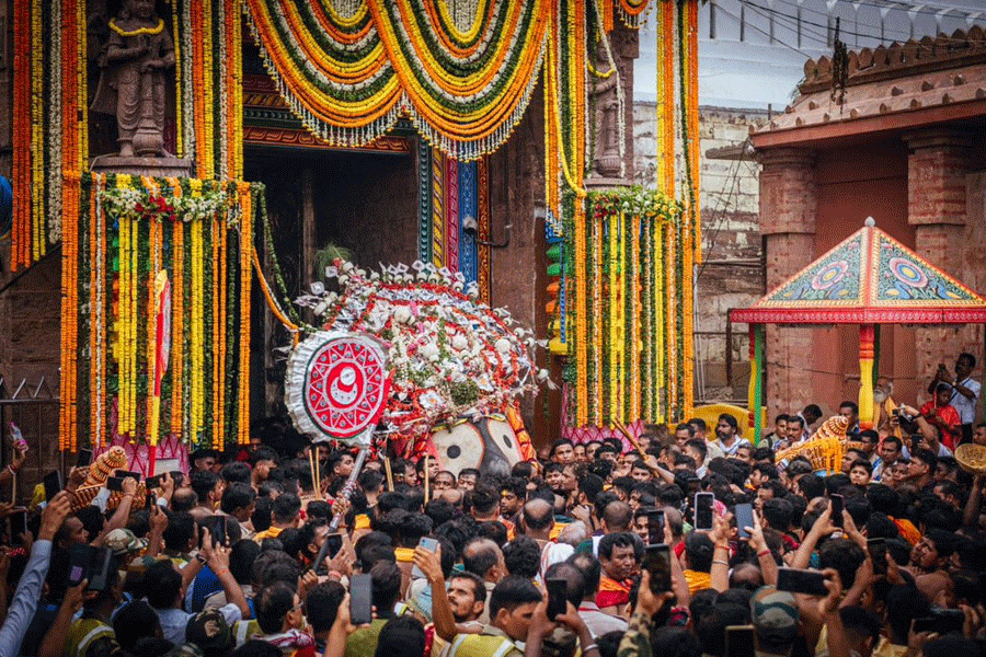 রথযাত্রায় জগন্নাথভূমে পূণ্যার্থীদের ঢল, দেশজুড়ে ভক্তির জোয়ার, দেখুন ছবি