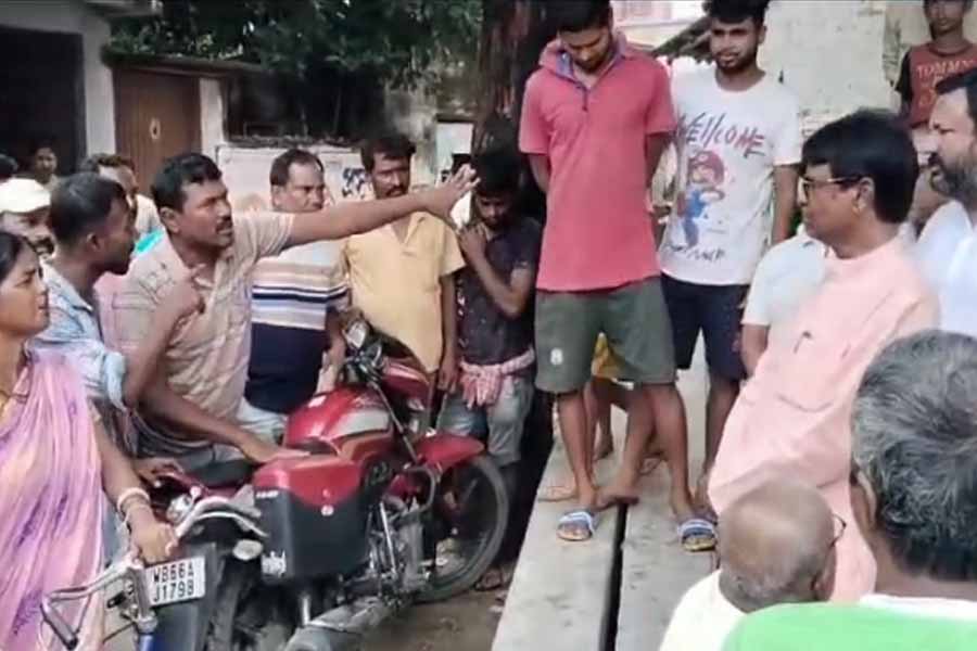অল্প বৃষ্টিতেই জলমগ্ন এলাকা, মালদহে ভুক্তভোগীদের বিক্ষোভের মুখে বিজেপি সাংসদ