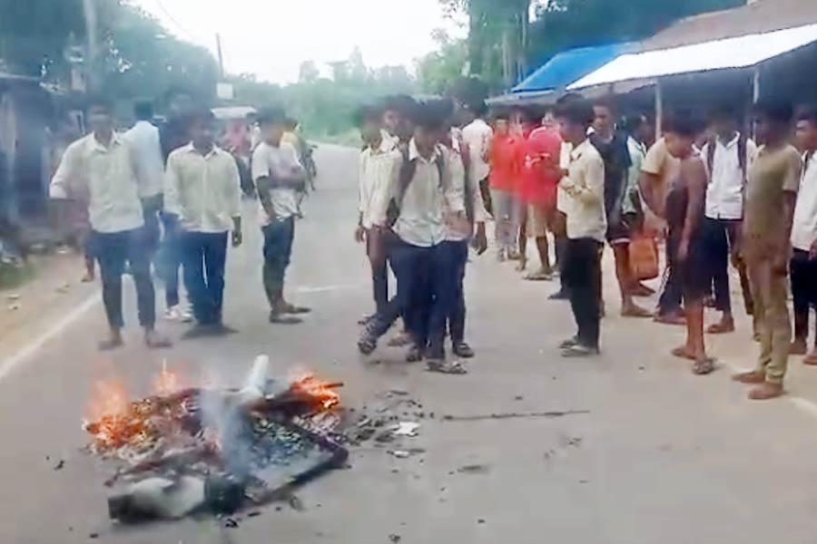 মিড ডে মিলের লাইনে মৃত্যু ছাত্রের, কুশমণ্ডির স্কুলে আগুন ক্ষুব্ধ অভিভাবকদের