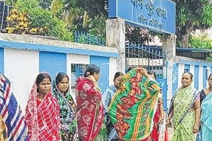 রাজ্যে ফের আর্থিক প্রতারণা! চড়া সুদের প্রলোভনে লক্ষ লক্ষ টাকা খোয়ালেন দাসপুরের শতাধিক গ্রামবাসী