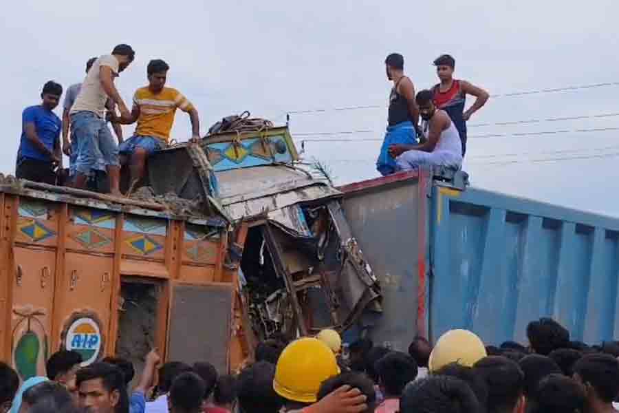 ডাম্পারে লরির ধাক্কা, চালকের মৃত্যু ঘিরে ধুন্ধুমার মালদহে, পুলিশের গায়ে ছাই ছিটিয়ে বিক্ষোভ
