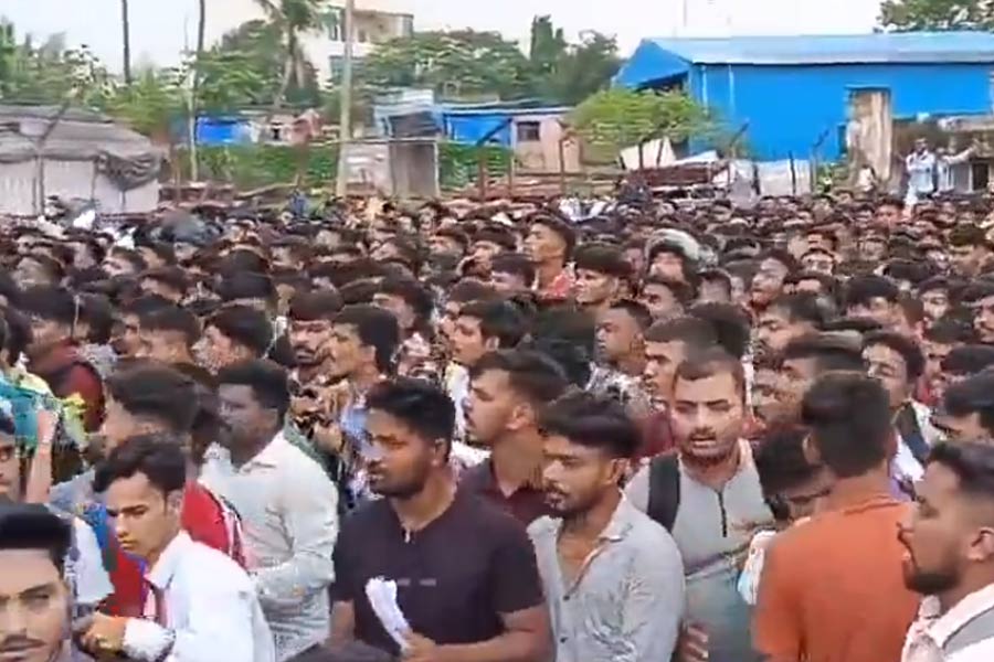 এয়ার ইন্ডিয়ায় ৬০০ শূন্যপদ, প্রার্থী ২৫ হাজার! মুম্বইয়ে বেসামাল জনস্রোতের ভিডিও ভাইরাল