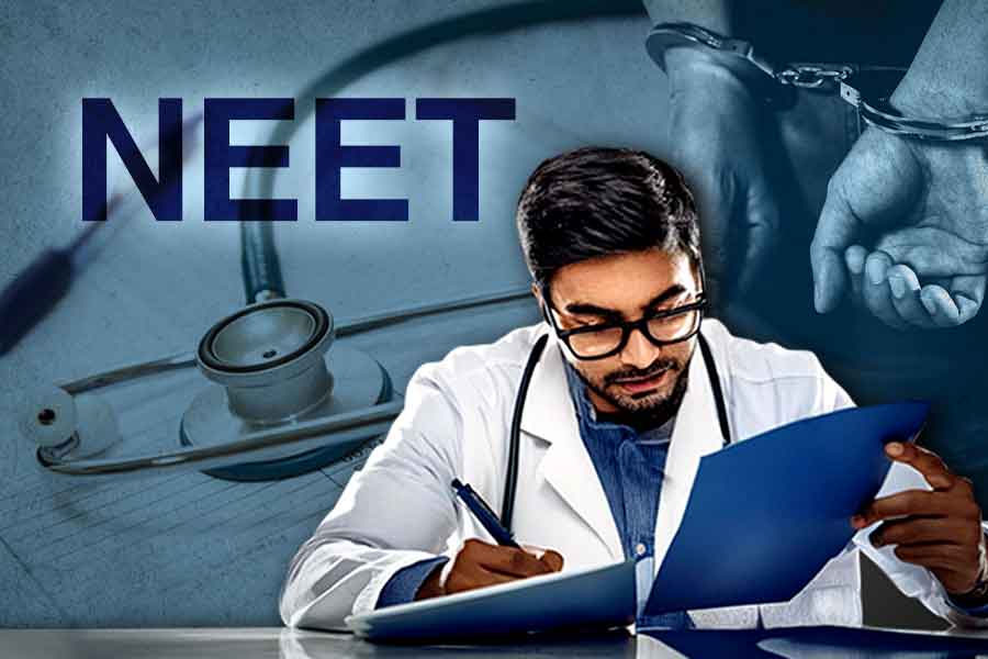 মুন্নাভাই MBBS ছবির পুনরাবৃত্তি NEET-এ! পরীক্ষার্থীদের হয়ে উত্তর লিখতেন চিকিৎসকরাই, আটক ৩