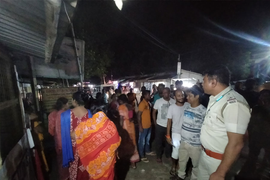 কলেজের সামনে খাবারের দোকানে লুকিয়ে মদ বিক্রি! তেহট্টে প্রতিবাদ স্থানীয়দের, দোষীদের শাস্তির আশ্বাস