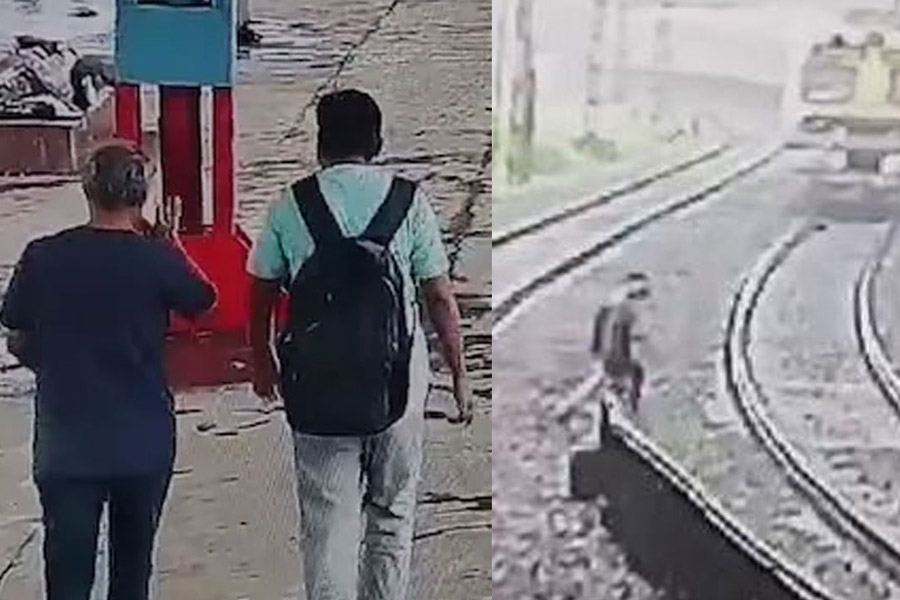 হাতে হাত রেখে চলন্ত ট্রেনের সামনে শুয়ে পড়লেন বাবা-ছেলে! মর্মান্তিক কাণ্ড মহারাষ্ট্রে