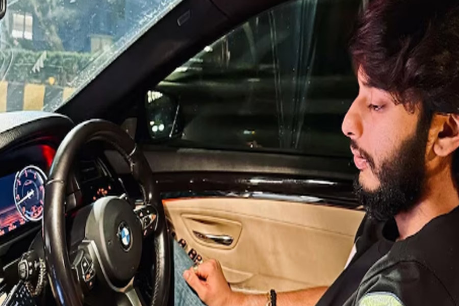 পুলিশ ও সরকারই লুকিয়ে রেখেছিল শিব সেনা নেতার ছেলেকে! BMW কাণ্ডে দাবি কংগ্রেসের