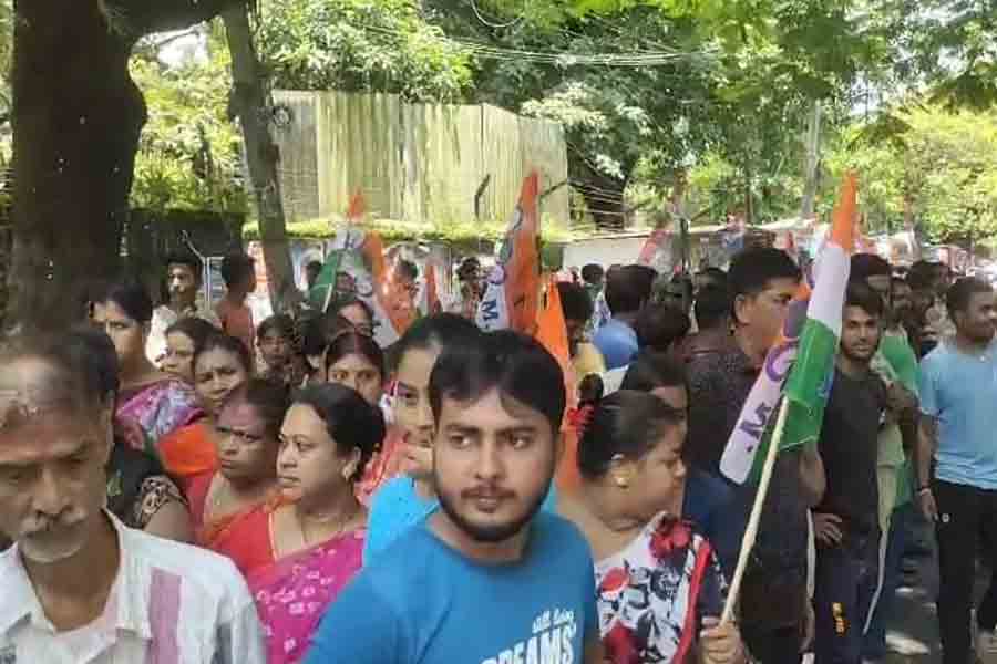বেআইনি দখল উচ্ছেদ শিলিগুড়িতে, খোদ মেয়র পারিষদের বাধার মুখে পুরকর্মীরা!