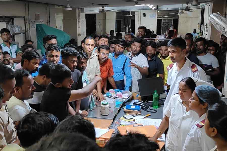 ‘ভুল’ চিকিৎসায় রোগীমৃত্যু, পরিজনদের বিক্ষোভে সিউড়ি হাসপাতালে ধুন্ধুমার
