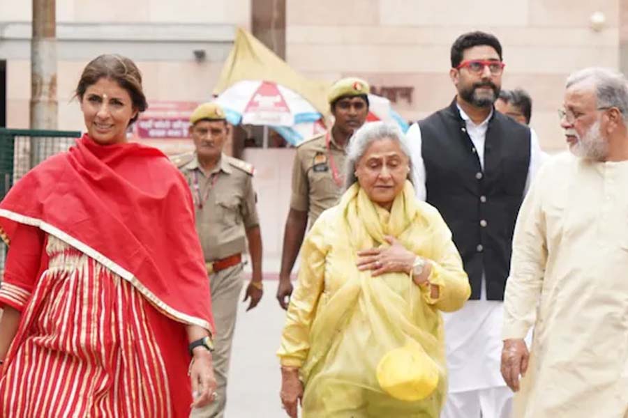 ঐশ্বর্যকে নিয়ে বচ্চন পরিবারে অশান্তি! শান্তির খোঁজে কাশী বিশ্বনাথে ছুটলেন জয়া, অভিষেক, শ্বেতা?