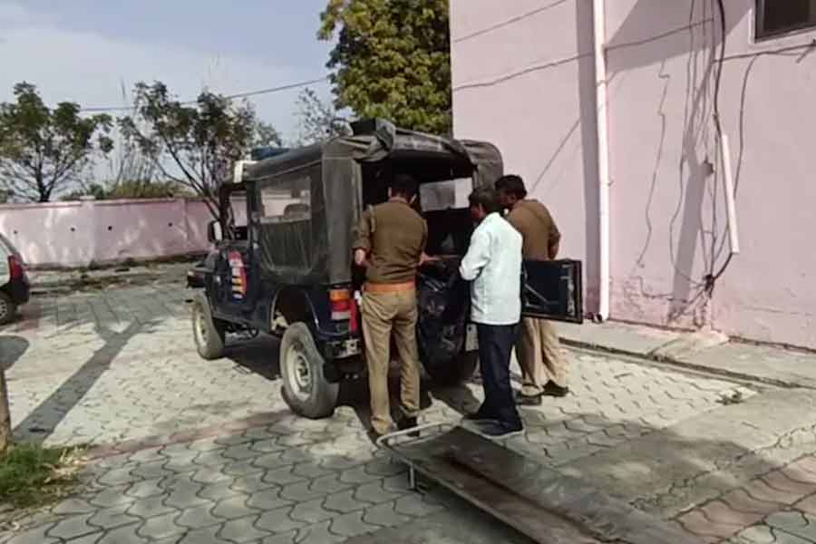 মদ্যপ অবস্থায় মা-বাবা-দাদার গলা কেটে খুন যুবকের! কারণ নিয়ে ধন্দে পুলিশ