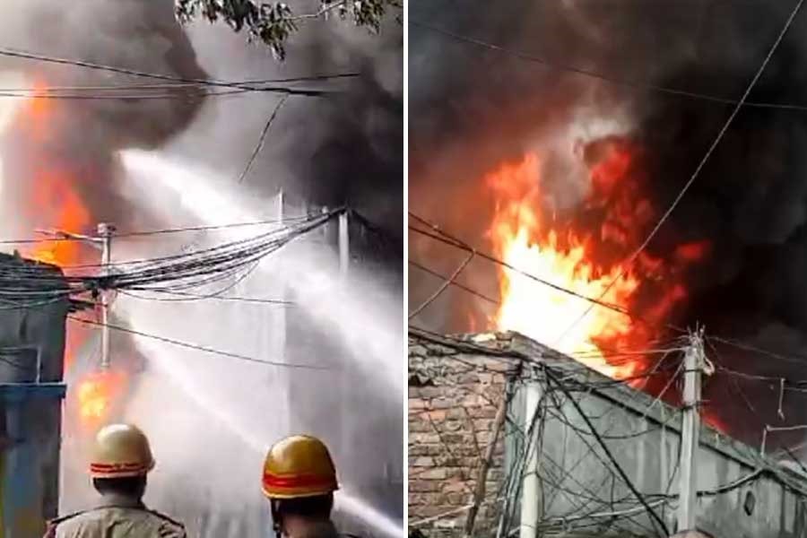 ধাপার রাসায়নিক গুদামে বিধ্বংসী আগুন, কালো ধোঁয়ায় ঢাকল এলাকা