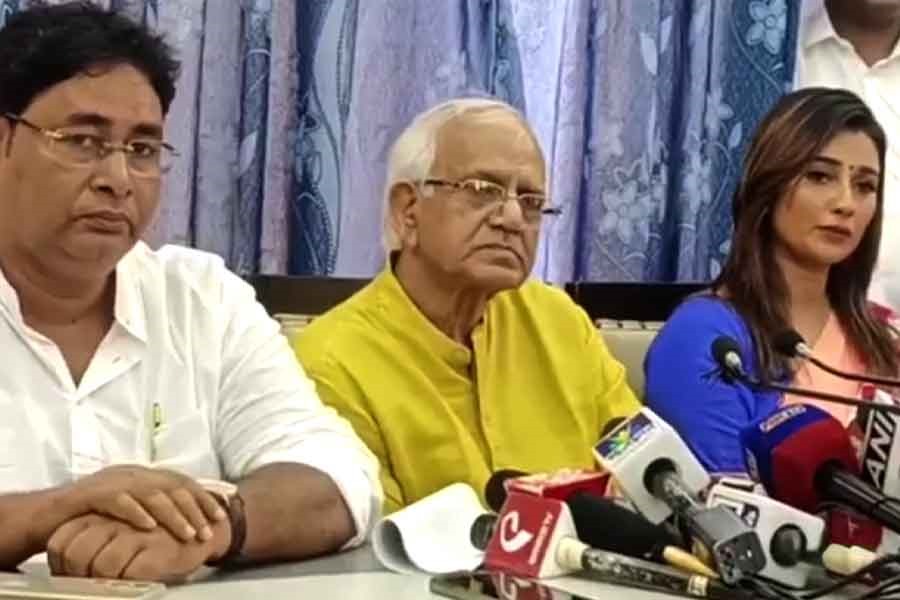 অবশেষে কাটল জট, শপথ নিলেন সায়ন্তিকা-রেয়াত