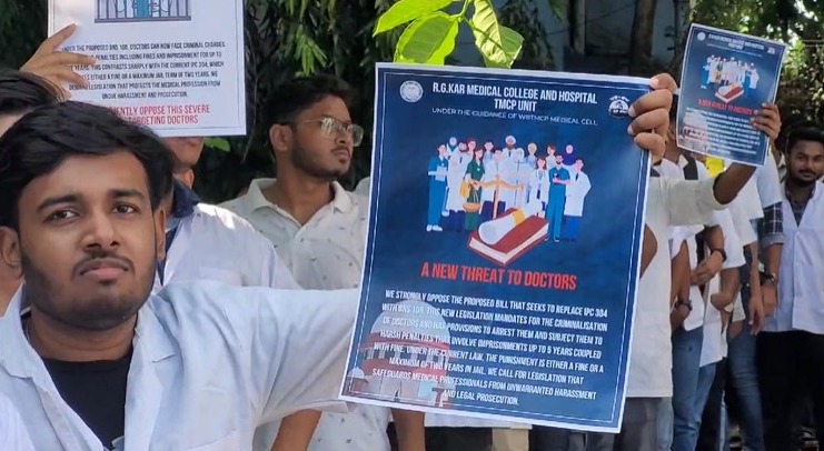 ‘ন্যায় সংহিতা’য় ‘অযৌক্তিক’ শাস্তির বিধান, রোগী পরিষেবা অব্যাহত রেখেই প্রতিবাদে চিকিৎসকরা