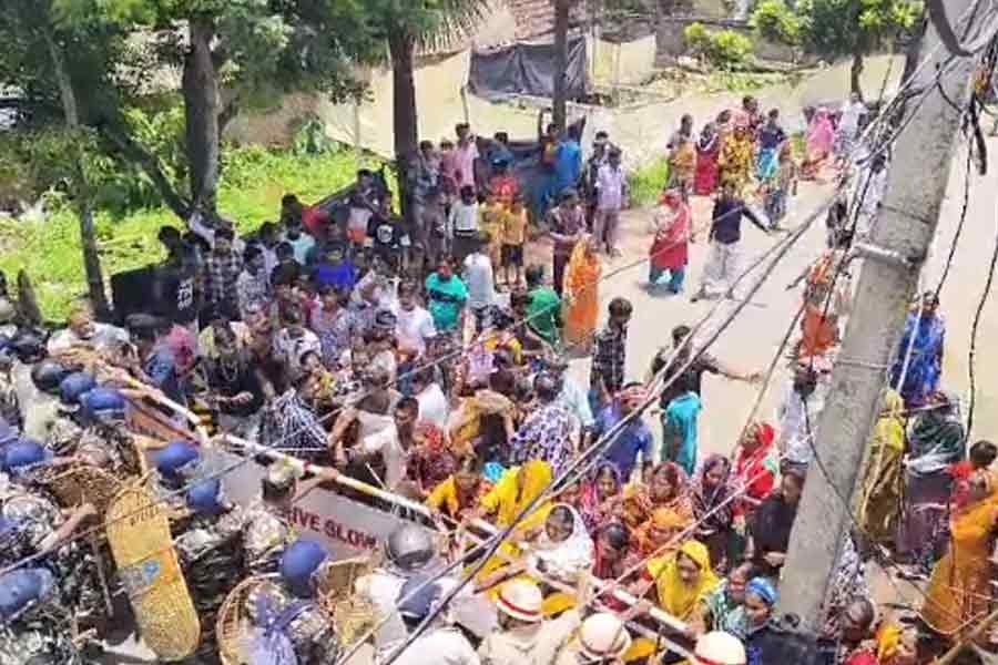 পুলিশের মারে যুবকের মৃত্যু! পুলিশ-জনতা ধস্তাধস্তিতে রণক্ষেত্র ঢোলাহাট