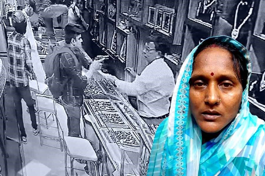 সাদামাটা বধূর বেশে ডাকাতির ষড়যন্ত্র! ডোমজুড়ে সোনার দোকানে লুটে গ্রেপ্তার বিহারের ‘চাচি’