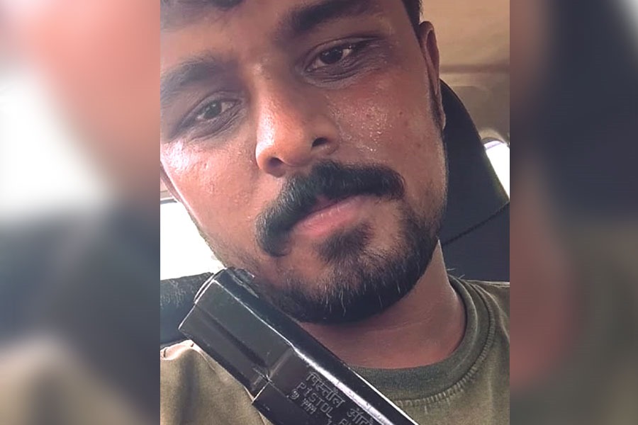 বাগদায় আগ্নেয়াস্ত্র হাতে ভাইরাল যুবক, পুলিশের বন্দুক নিয়ে ছবি!