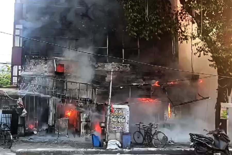 ফের শহরে অগ্নিকাণ্ড, সল্টলেকের সিটি সেন্টারের কাছে রেস্তরাঁয় আগুন