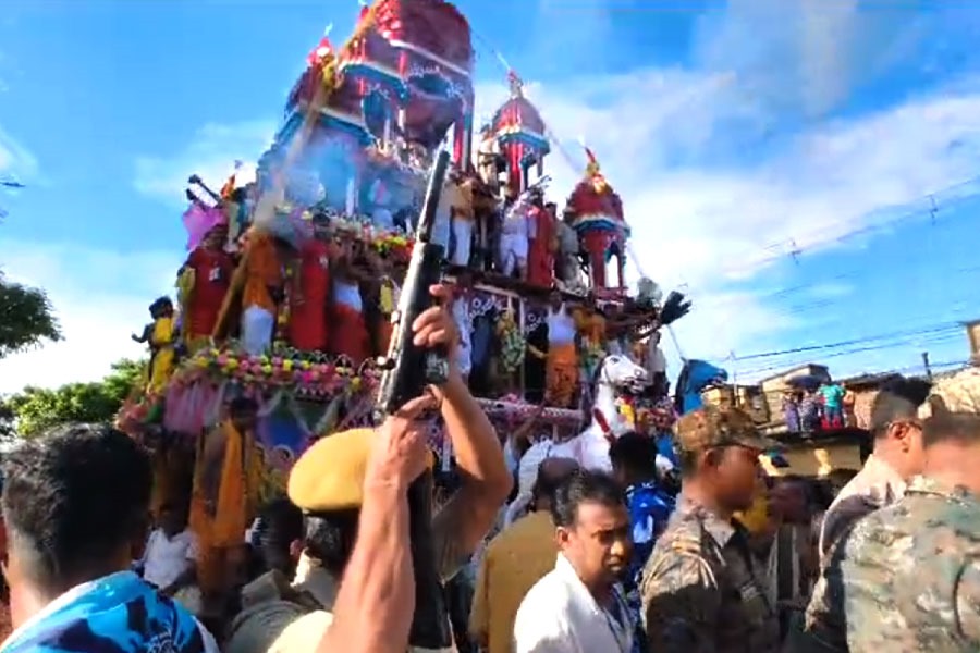 জগন্নাথদেবকে দেখে মাহেশের উলটো রথে চলল গুলি!
