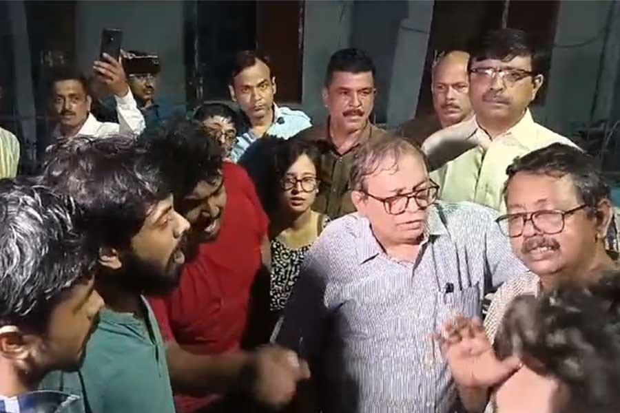ছাত্রমৃত্যুর বিচারে এখনও গড়িমসি কেন? কর্তৃপক্ষের গাফিলতির অভিযোগে যাদবপুরে ছাত্র বিক্ষোভ
