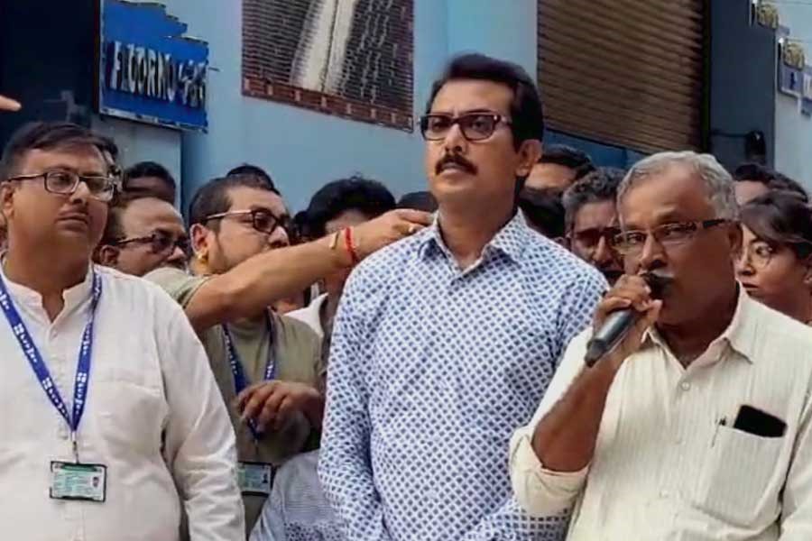 ‘কলাকুশলীরা কাজ বন্ধ করেনি’, ফেডারেশনের কাঠগড়ায় টলিউড পরিচালকরা