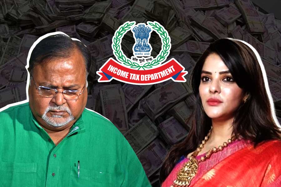 উদ্ধার হওয়ার টাকার উৎসের খোঁজ, পার্থ ‘ঘনিষ্ঠ’ অর্পিতাকে জেরা করতে চায় আয়কর দপ্তর
