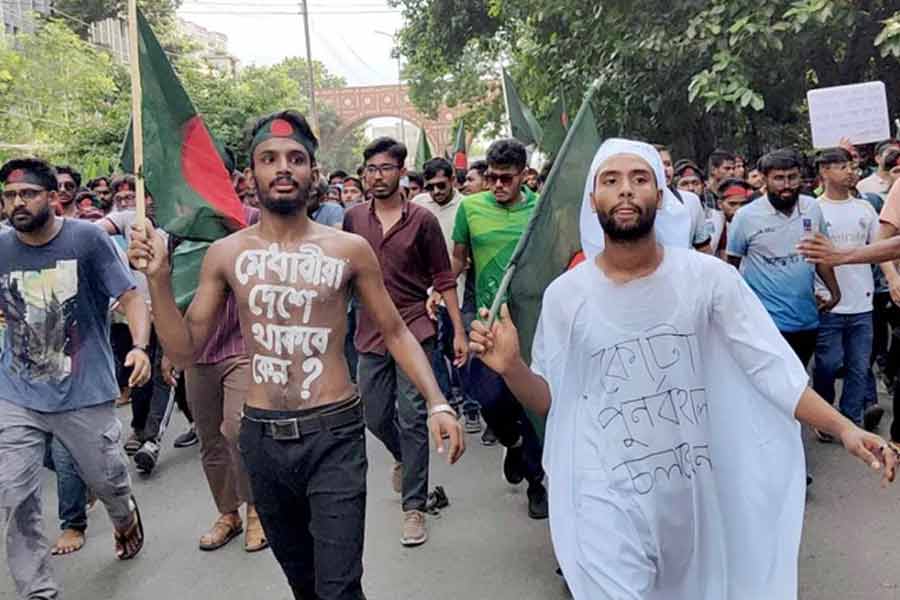 কোটা বিরোধী আন্দোলনে উত্তাল ঢাকা! বিক্ষোভ শিক্ষার্থীদের
