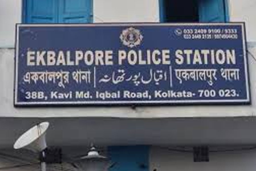 একবালপুরে অতিথিশালার ছাদে সন্দেহজনক ব্যাগ, খুলতেই চক্ষু চড়কগাছ পুলিশের!