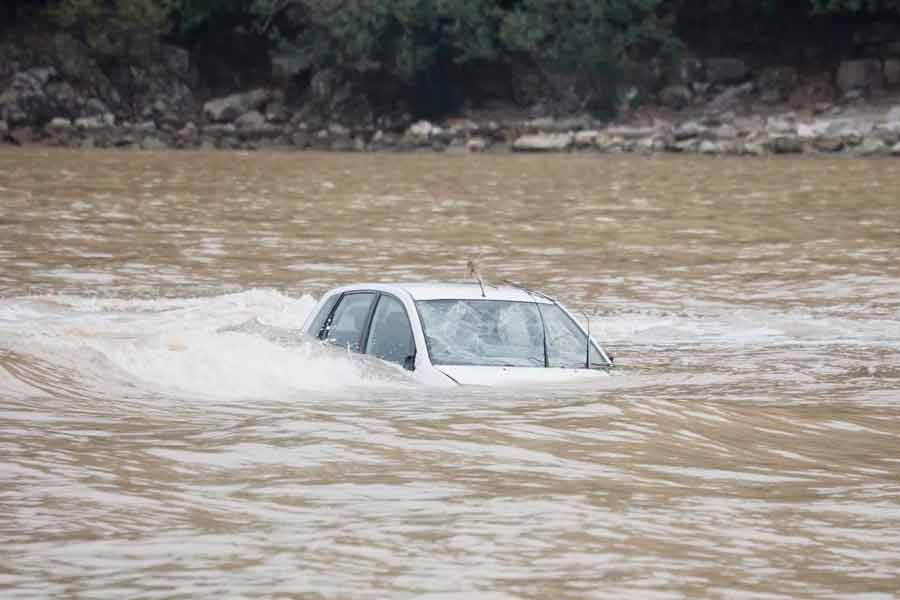 অভাবের তাড়না, ৩ সন্তানকে নিয়ে গাড়ি চালিয়ে লেকে নামলেন বাবা!