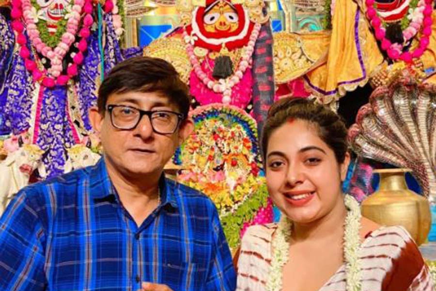 গলায় জুঁইয়ের মালা, পাশে কাঞ্চন, জ্বর সারতেই ইসকনে ছুটলেন শ্রীময়ী