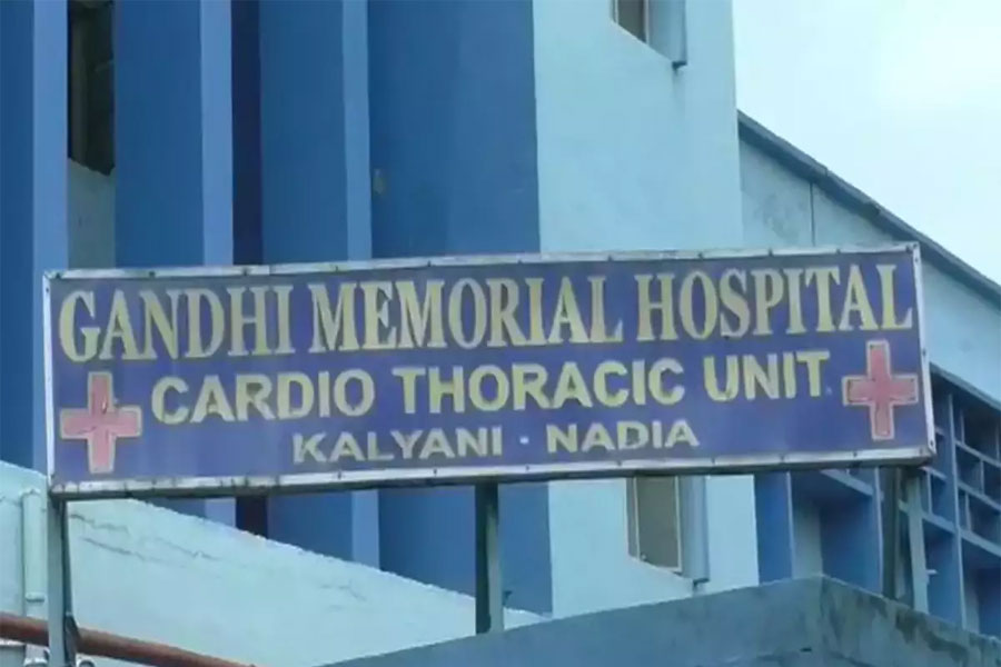 ভাইকে দেখতে এসে আক্রান্ত বিধাননগরের ডেপুটি ম্যাজিস্ট্রেট, ধুন্ধুমার কল্যাণীর হাসপাতালে