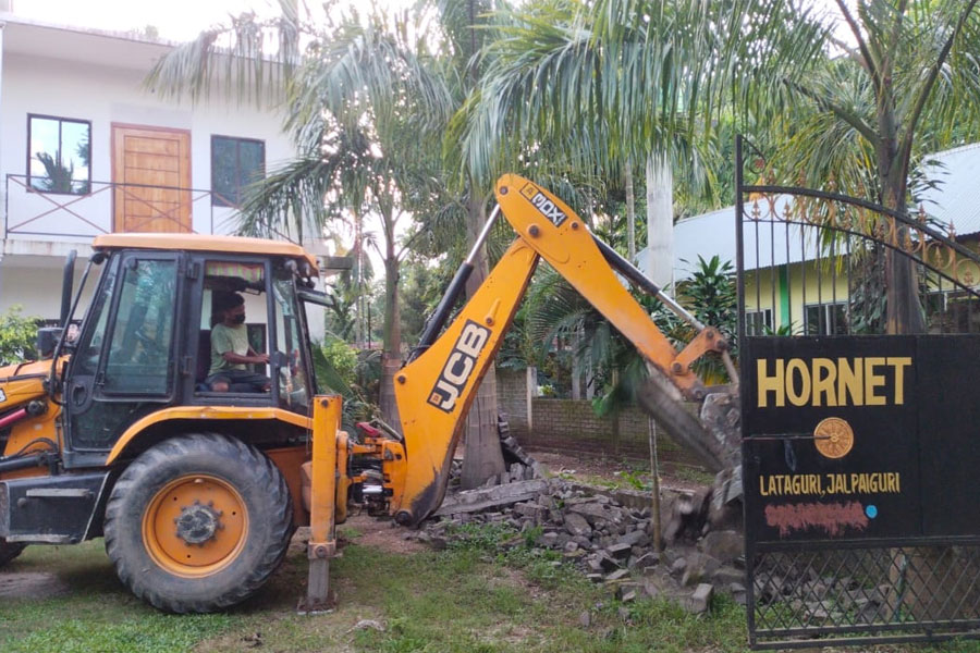 লাটাগুড়িতে সরকারি জমি দখল করে রিসর্ট, বুলডোজার চালিয়ে ভাঙল প্রশাসন