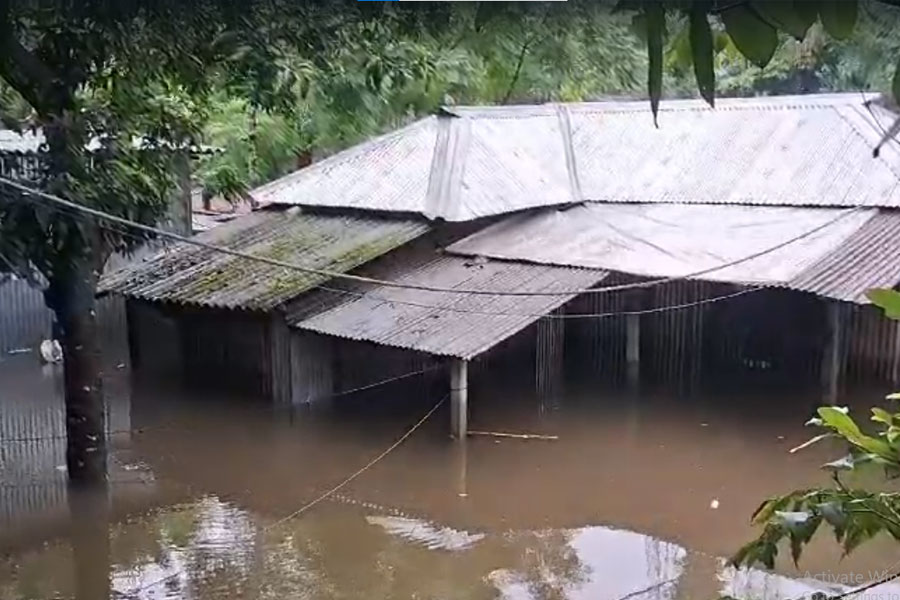 জলপাইগুড়িতে বানভাসি বিস্তীর্ণ এলাকা, ঘরছাড়া বহু মানুষ