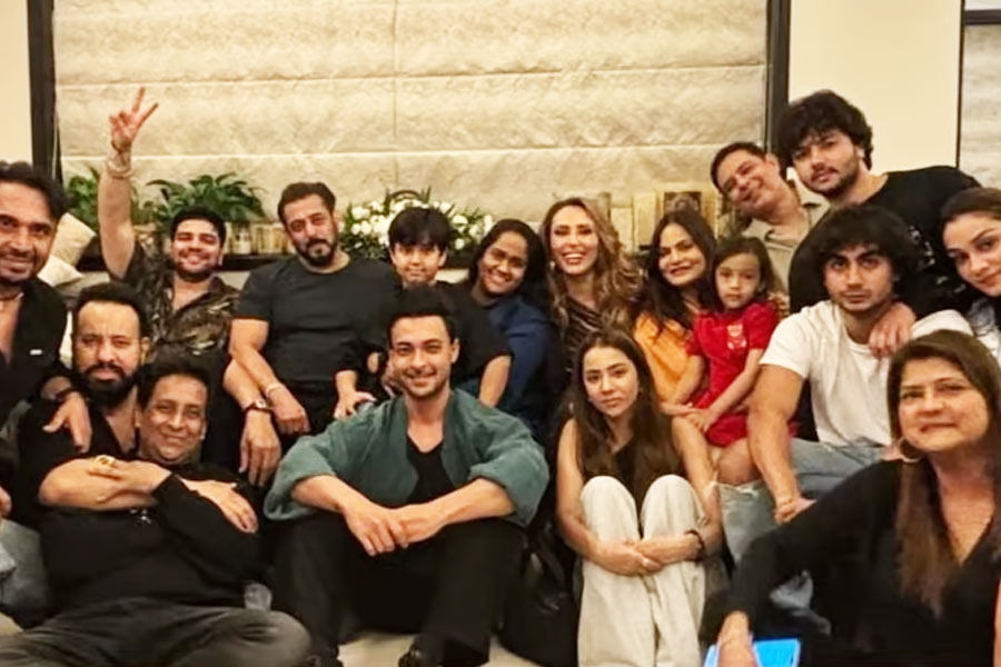 ‘বান্ধবী’ ইউলিয়ার জন্মদিনে সপরিবারে ‘খান-দান’, ৫৮-তেই বিয়ে পাকা করলেন সলমন?