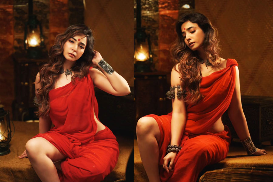 শরীরে দুষ্টু ‘আস্কারা’! ছ্যাঁকা দিচ্ছেন বেপরোয়া সৃজলা