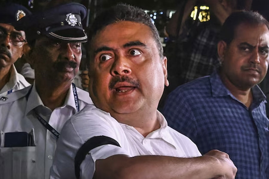 গাংনাপুরে শুভেন্দুকে ‘চোর’ স্লোগান, মেজাজ হারিয়ে জুতো দেখালেন বিরোধী দলনেতা!