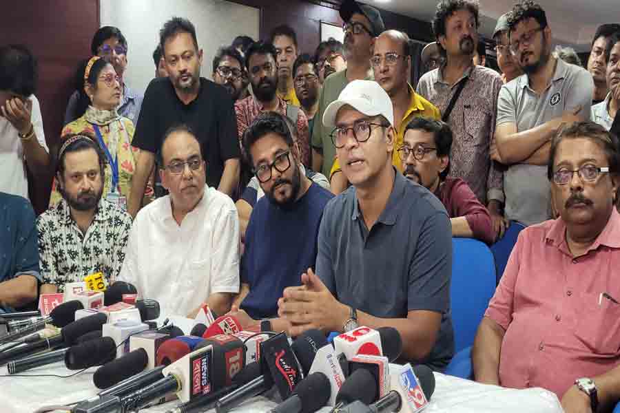 বৈঠক, পালটা বৈঠকেও কাটল না টলিপাড়ার অচলাবস্থা, ‘নিরপেক্ষ’ তৃতীয় পক্ষের হস্তক্ষেপের দাবি পরিচালকদের