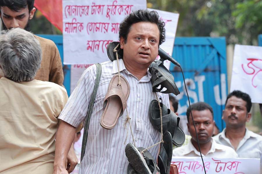 গলায় জুতোর মালা পরে মঞ্চে শিবপ্রসাদ! চমকে দিল ‘বহুরূপী’