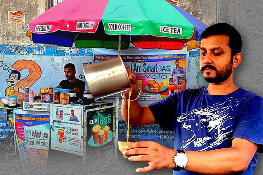 স্বপ্নভঙ্গের সঙ্গী চা! কলকাতায় পথ দেখাচ্ছেন IAS চাওয়ালা
