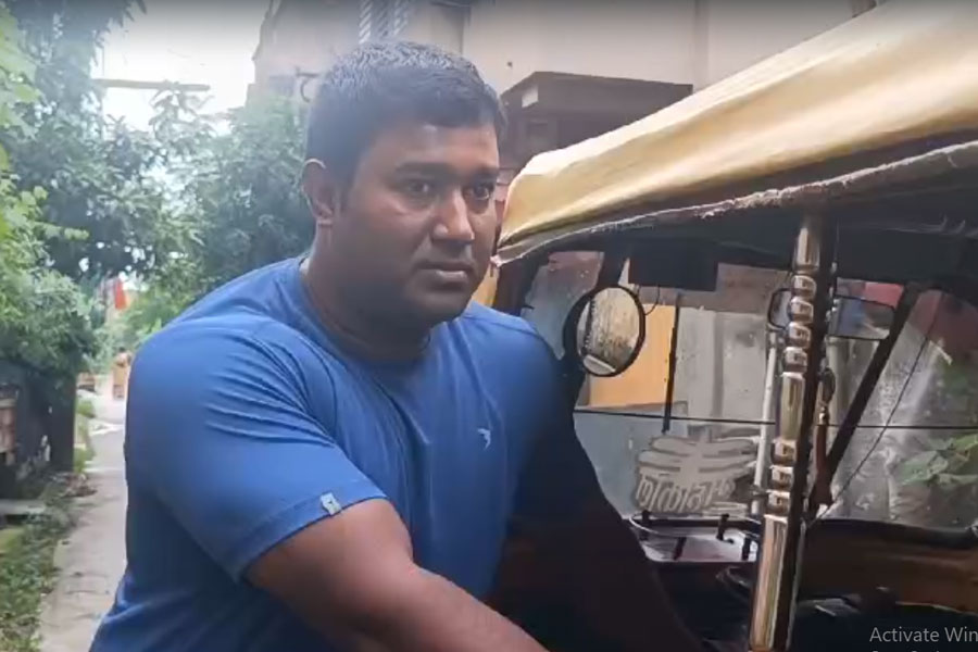 প্রতিবাদের রাতে বাড়ি ফেরা নিয়ে দুশ্চিন্তা? মুশকিল আসান সোদপুরের অটোচালক দীপঙ্কর