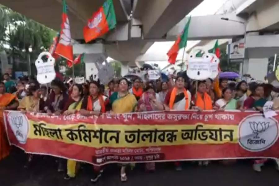 প্রতীকী তালা হাতে প্রতিবাদ লকেট-অগ্নিমিত্রার, বিজেপির মহিলা মোর্চার অভিযানে ধুন্ধুমার