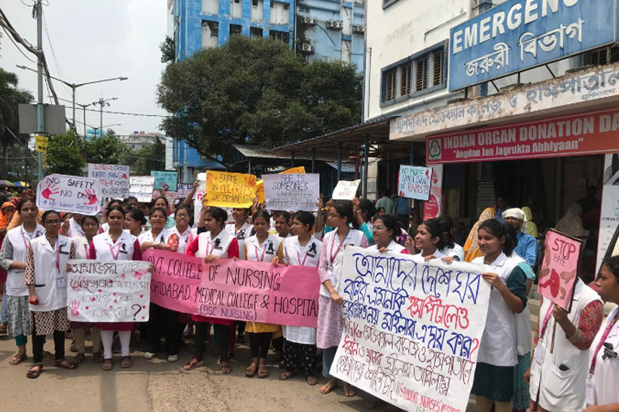 RG Kar কাণ্ড: চিকিৎসকদের কর্মবিরতি, জরুরি পরিষেবা না পেয়ে চূড়ান্ত ক্ষুব্ধ রোগীর পরিবার