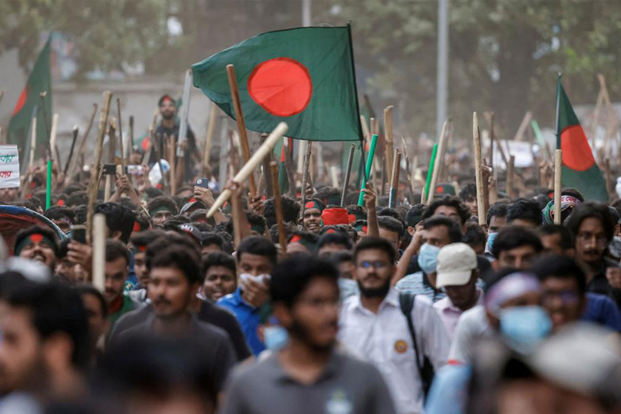 আবারও উত্তাল বাংলাদেশ! চাকরি জাতীয়করণের দাবিতে সংঘর্ষ, নামল সেনা, ঝরল রক্ত