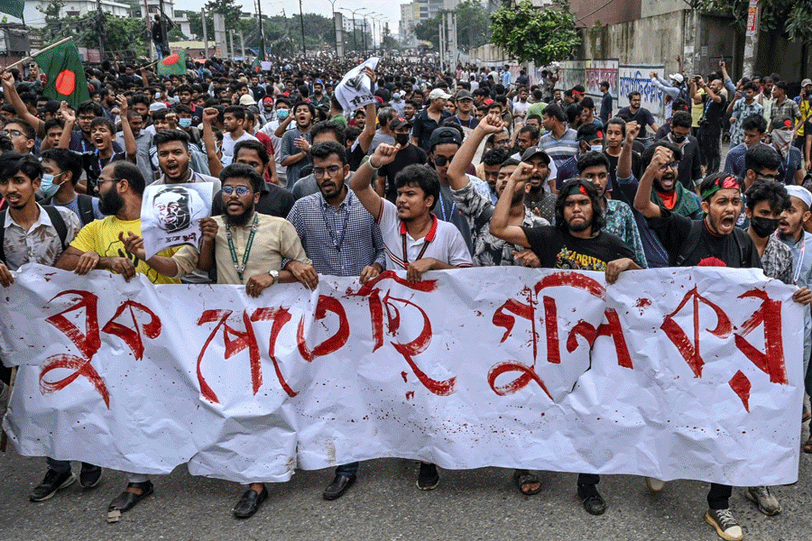 ছাত্র আন্দোলনে তপ্ত বাংলাদেশ! শিক্ষামন্ত্রীর বাড়িতে হামলা, সাংসদের কার্যালয়ে আগুন