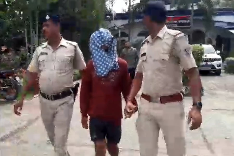 বারাকপুরের ব্যবসায়ী অজয় মণ্ডলের গাড়ি লক্ষ্য করে গুলি কাণ্ডে ধৃত শুটার