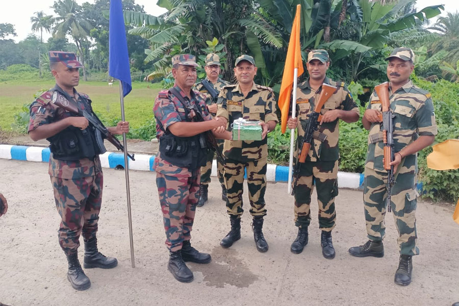 স্বাধীনতা দিবসে ভারত-বাংলাদেশ সীমান্তে সৌভ্রাতৃত্বের ছবি, শুভেচ্ছা বিনিময় বিএসএফ ও বিজিবির